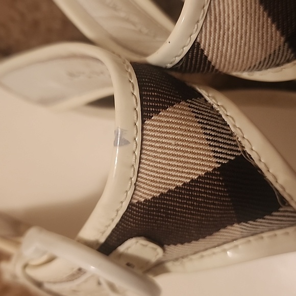 Burberry Classic Sandals - Picture 16 of 16